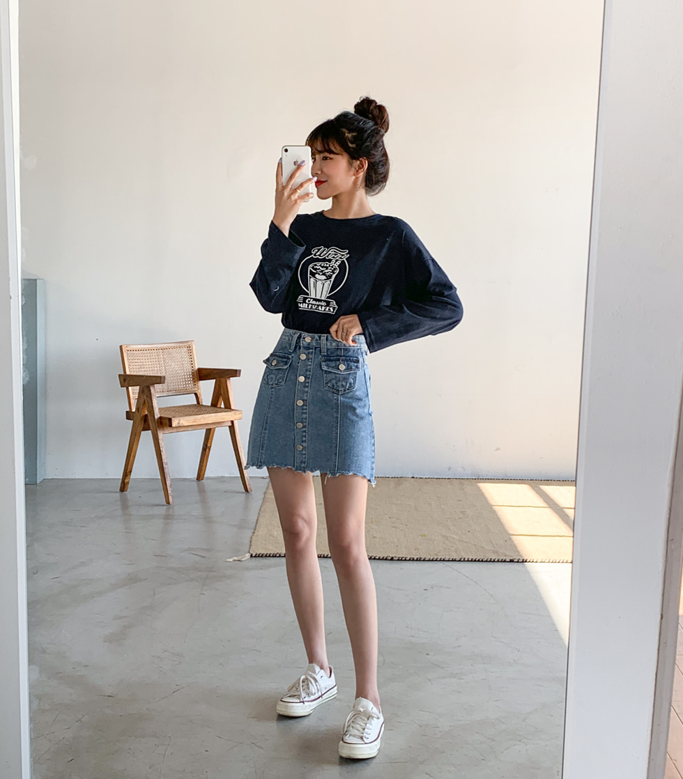 エリザベッタフランキ デニムミニスカート　ロゴ入りボタン　美品　　ハンガー付 エリザベッタフランキ デニムミニスカート ロゴ入りボタン 美品