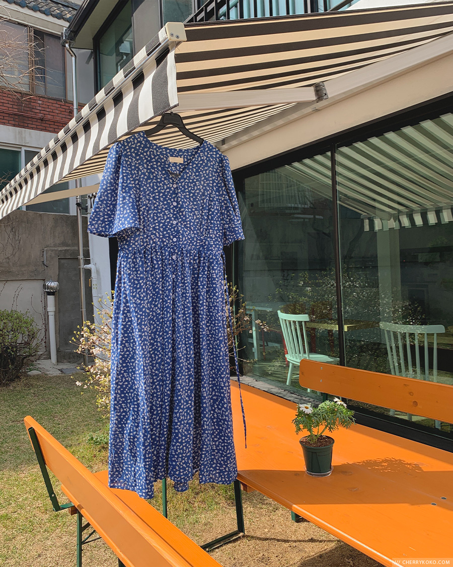 青色チェリープリント半袖ワンピース AZUL BY MOUSSY | ウエスト切替袖ギャザーノースリーブワンピース