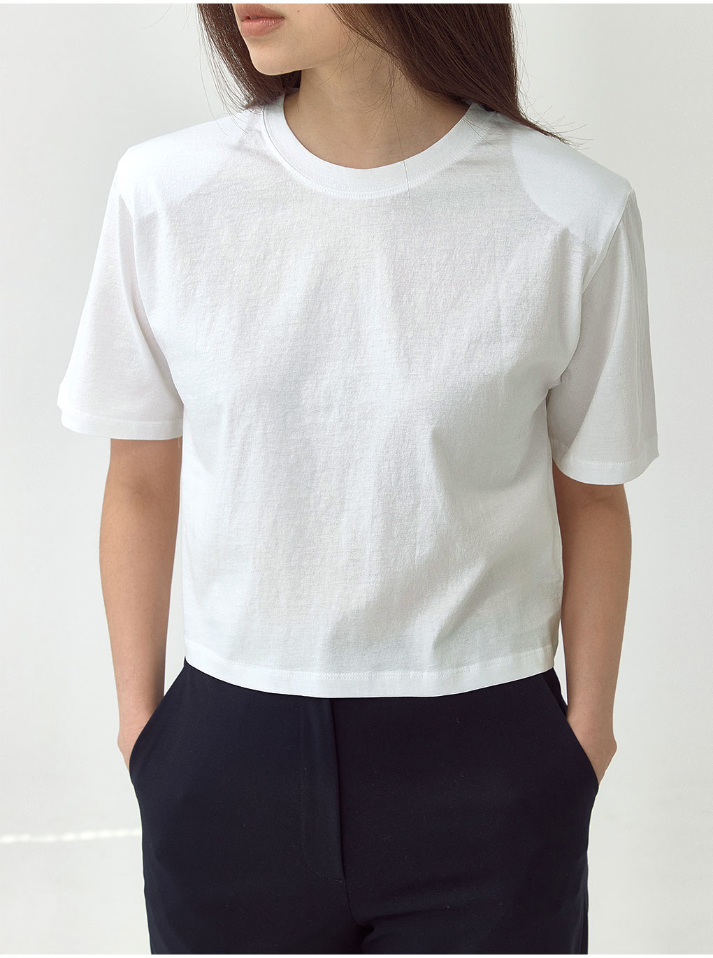 肩パッド入りクロップドTシャツ(ホワイト) | レディース