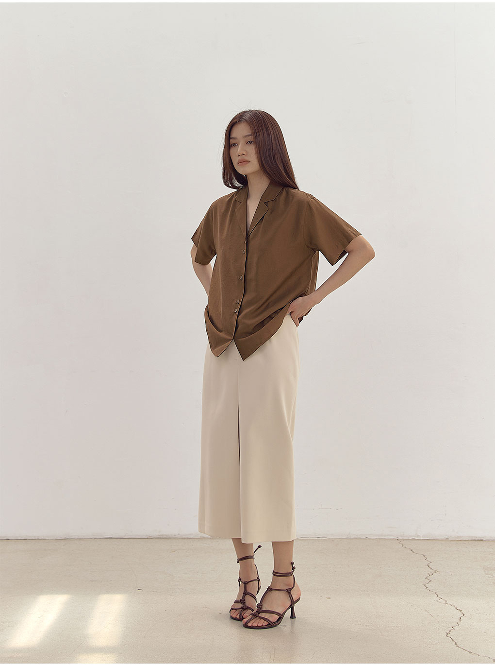 オープンカラー半袖ブラウス(ブラウン) | レディースファッション通販