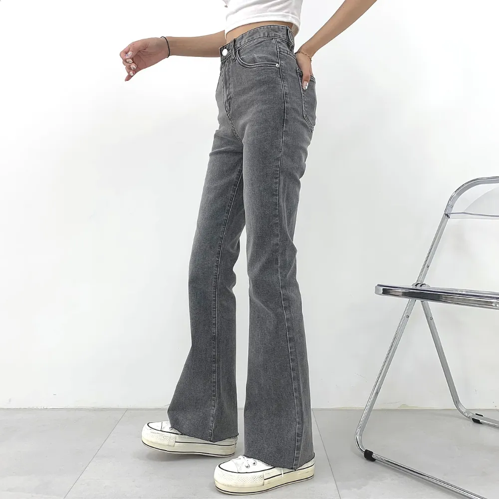 グレーカラーフレアデニムパンツ | レディースファッション通販 - DHOLIC