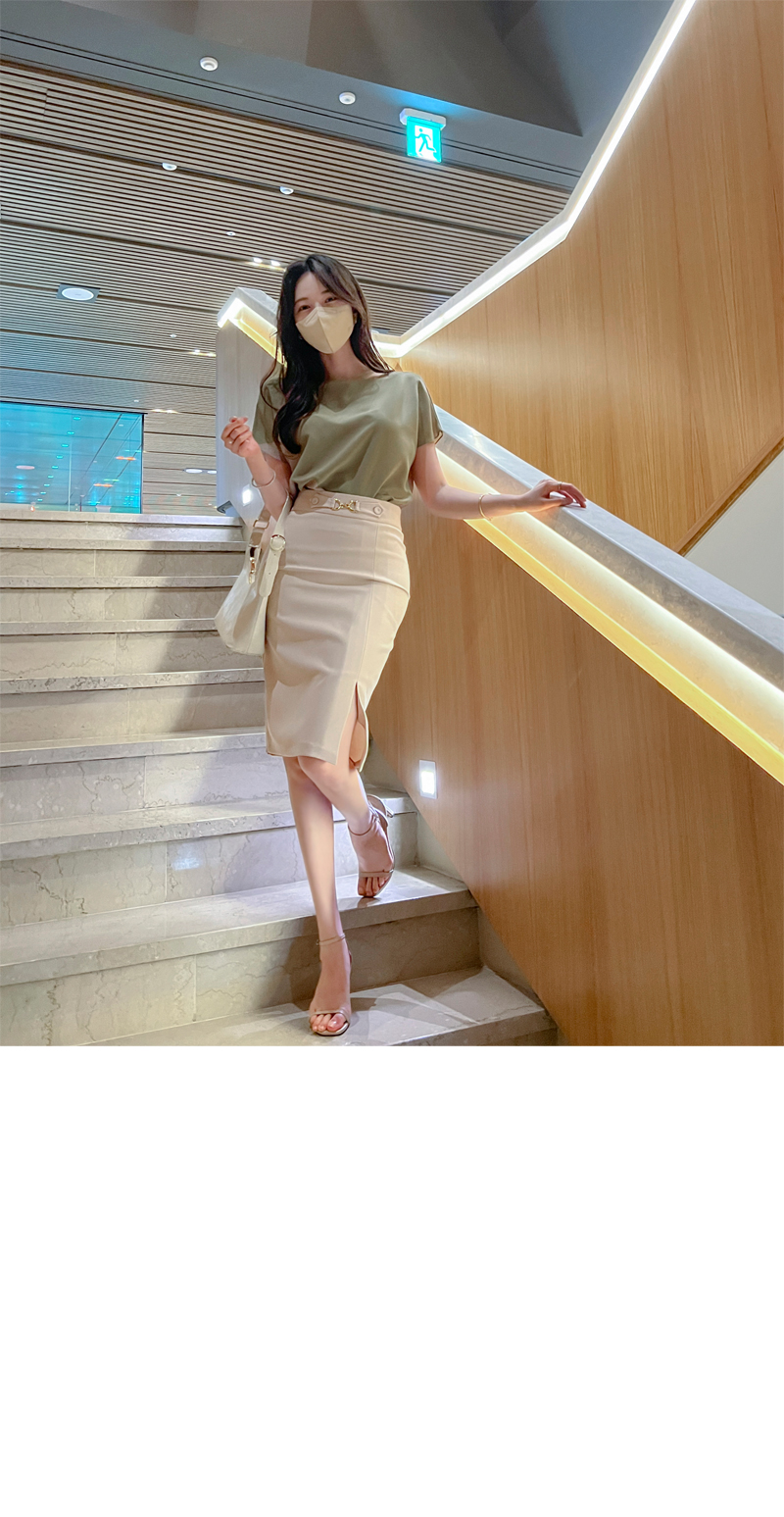 【KAREN MILLEN】バックルディテールプリーツミディスカート KAREN MILLEN Buckle Detail Pleated Crepe Midi Skirt in Brown