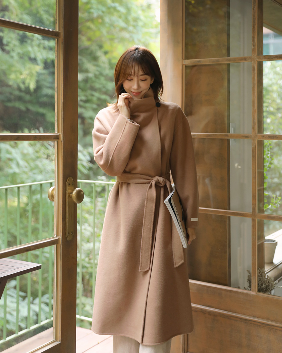 ストラップ付ハイネックハンドメイドコート(キャメル) | レディース