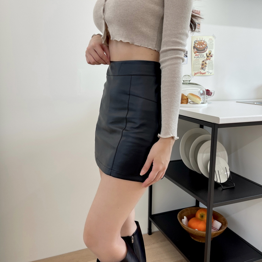 パンツ裏地レザー調タイトミニスカート | レディース