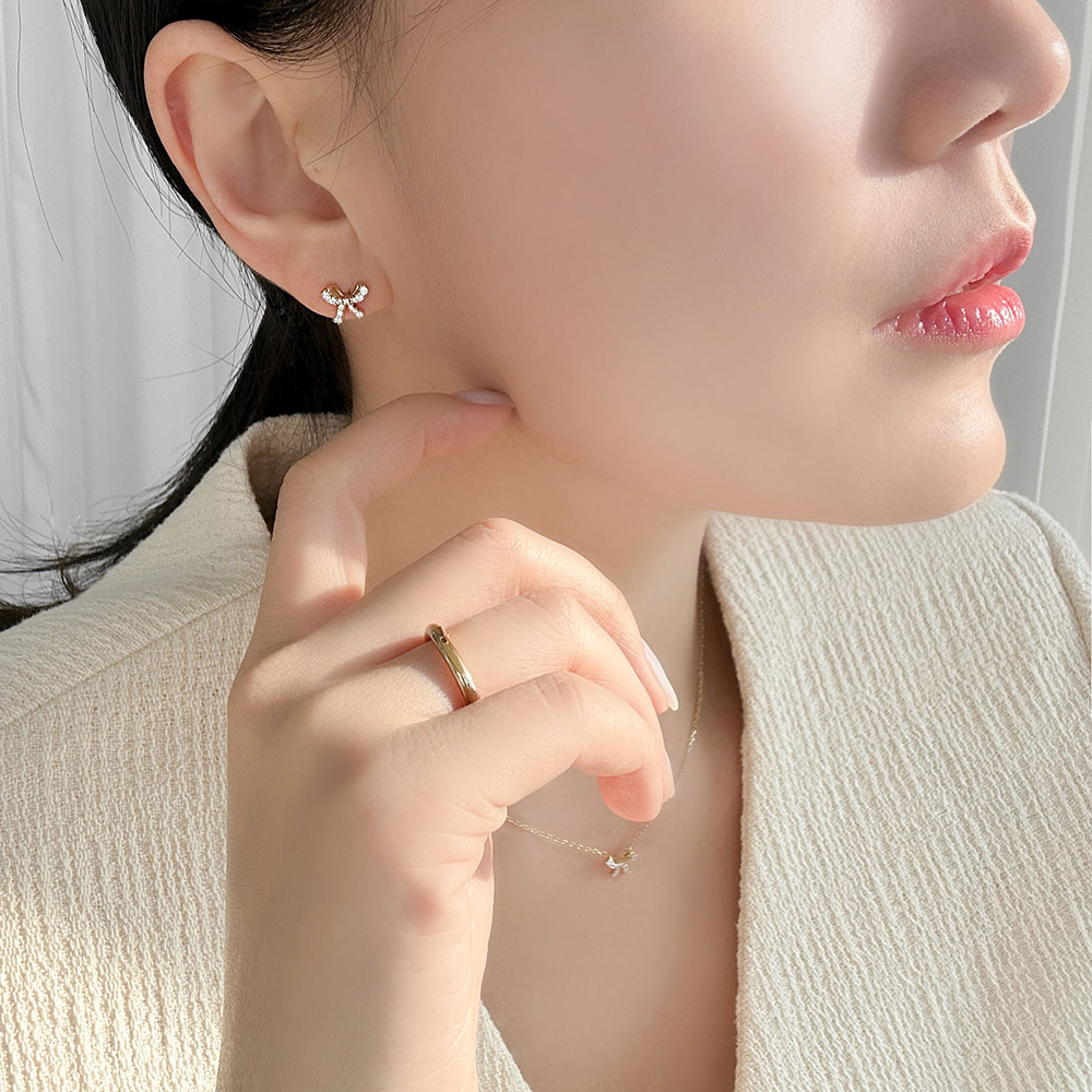 新品　ゴールドリボンピアス キュービックリボンピアス(yellow gold) | レディース