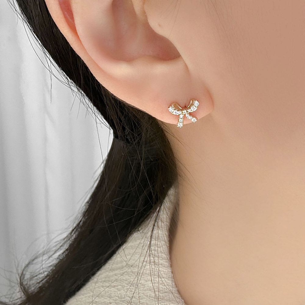 新品　ゴールドリボンピアス キュービックリボンピアス(yellow gold) | レディース