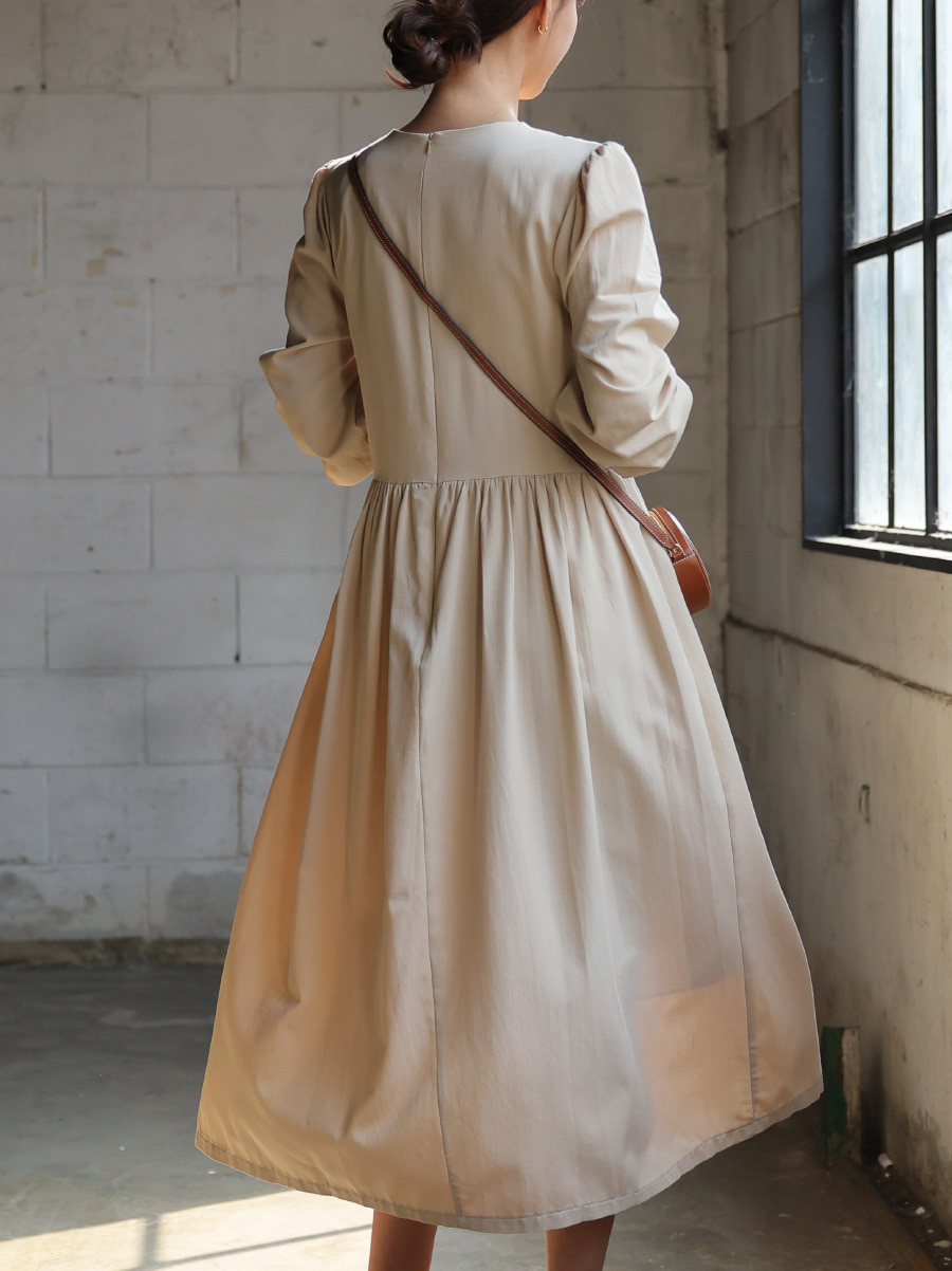ベージュ ラウンドネック ロングワンピース ラウンドネックベージュワンピース | レディースファッション通販 - DHOLIC