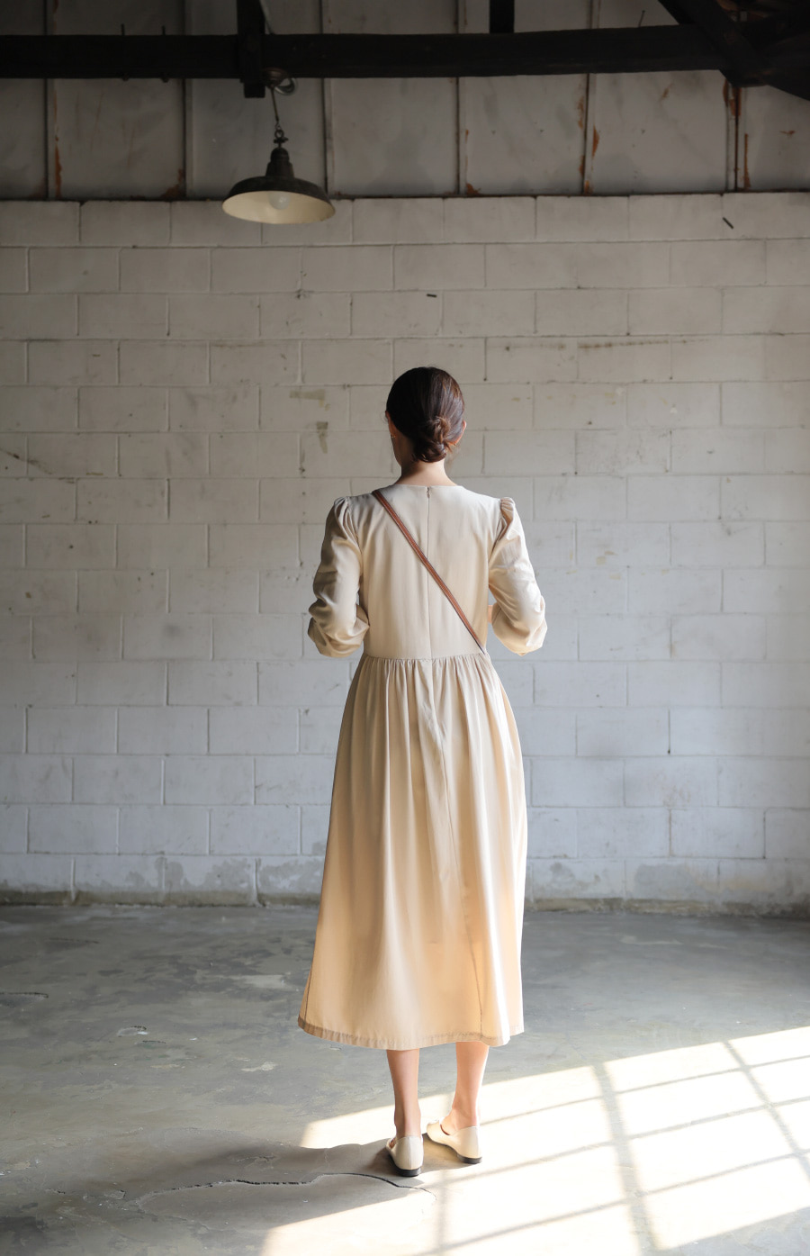 ラウンドネックベージュワンピース | レディースファッション通販 - DHOLIC