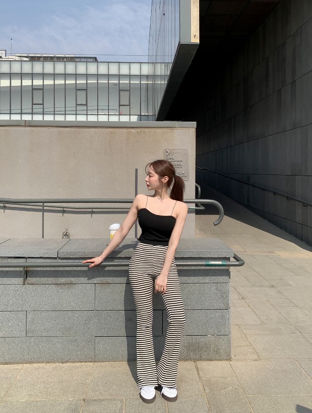 holly様 ヤンがニー 黒白ボーダー、siro ベージュパンツ ボーダーフレアパンツ | レディースファッション通販 - DHOLIC