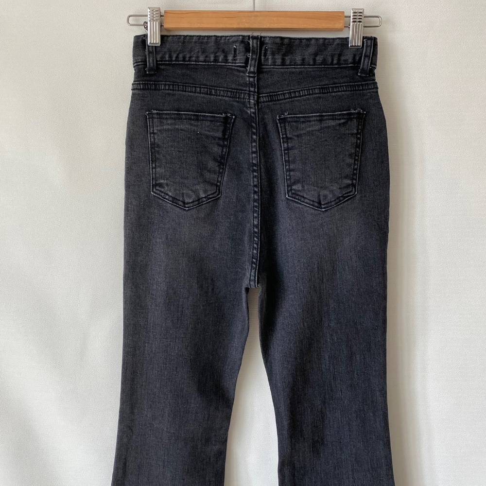 骨盤パッド付カットオフフレアデニムパンツ・p594450 ブーツカット 骨盤パッド付カットオフフレアデニムパンツ | レディース