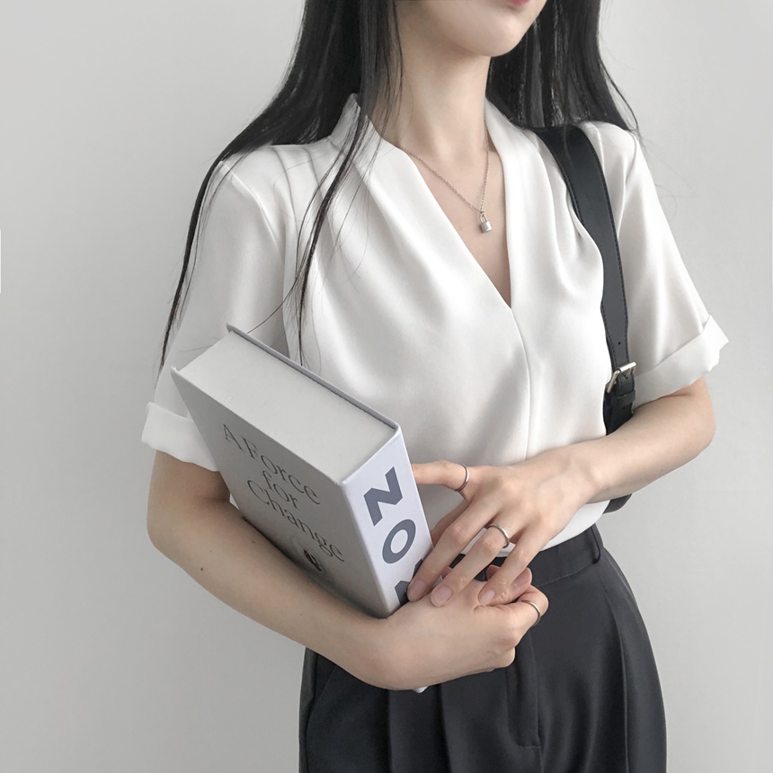 【美品】エスカーダ Vネック半袖ブラウス 36 ビジュー ブラック ESCADA - 【美品】エスカーダ Vネック半袖ブラウス 36 ビジュー