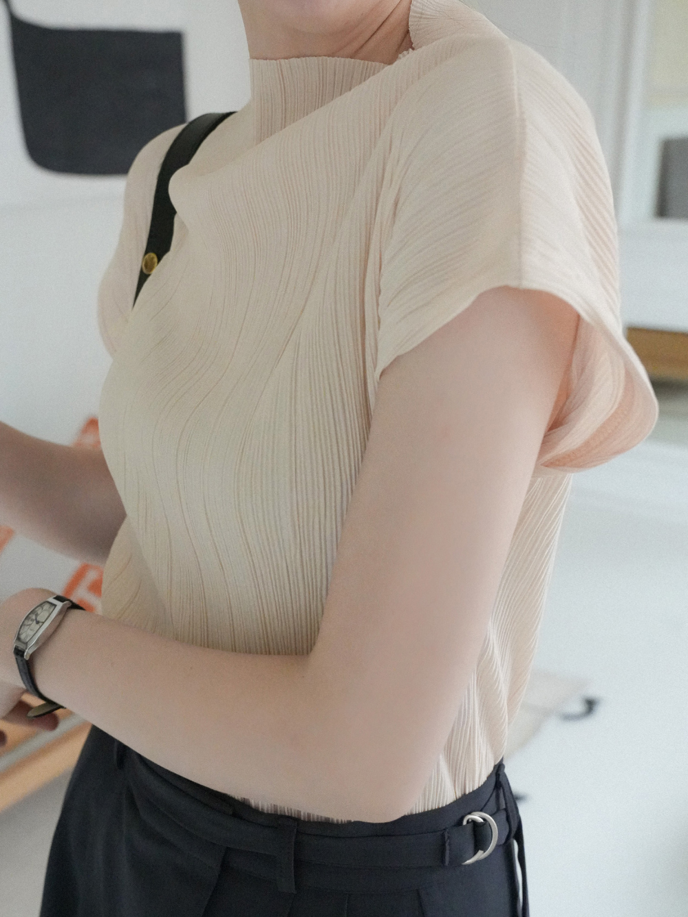 Fuzzykonプリーツシワ加工モックネックTシャツ Fuzzykonプリーツシワ加工モックネックTシャツ