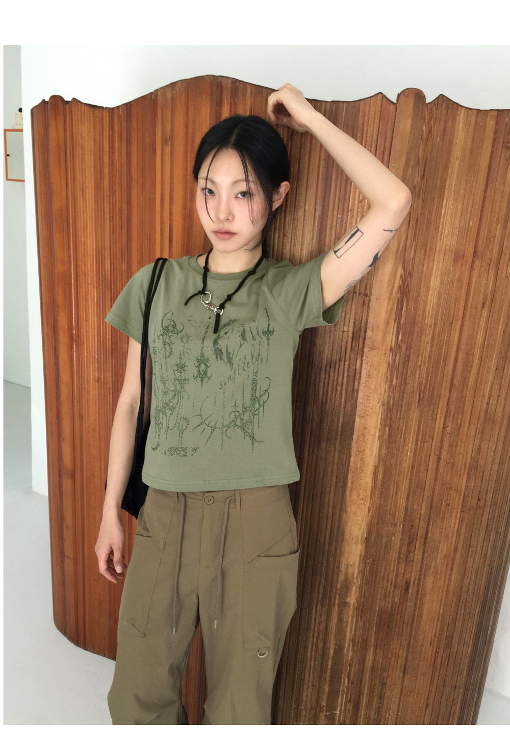 タトゥープリントクロップド半袖Tシャツ | レディースファッション通販