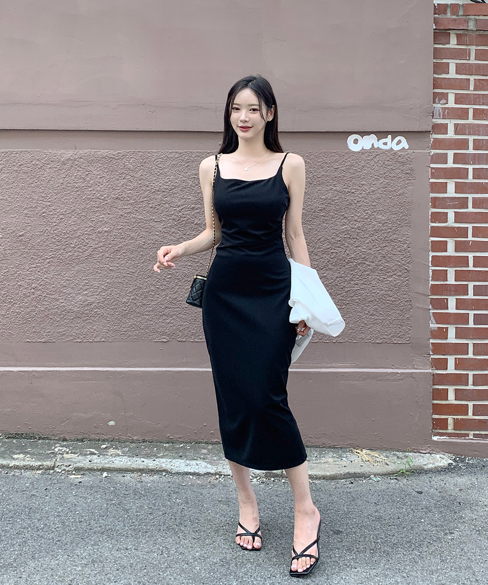 極美品✨RED VALENTINO　アイラインシルエットスリットワンピース　黒 スクエアネックサイドタックキャミIラインワンピース | レディース