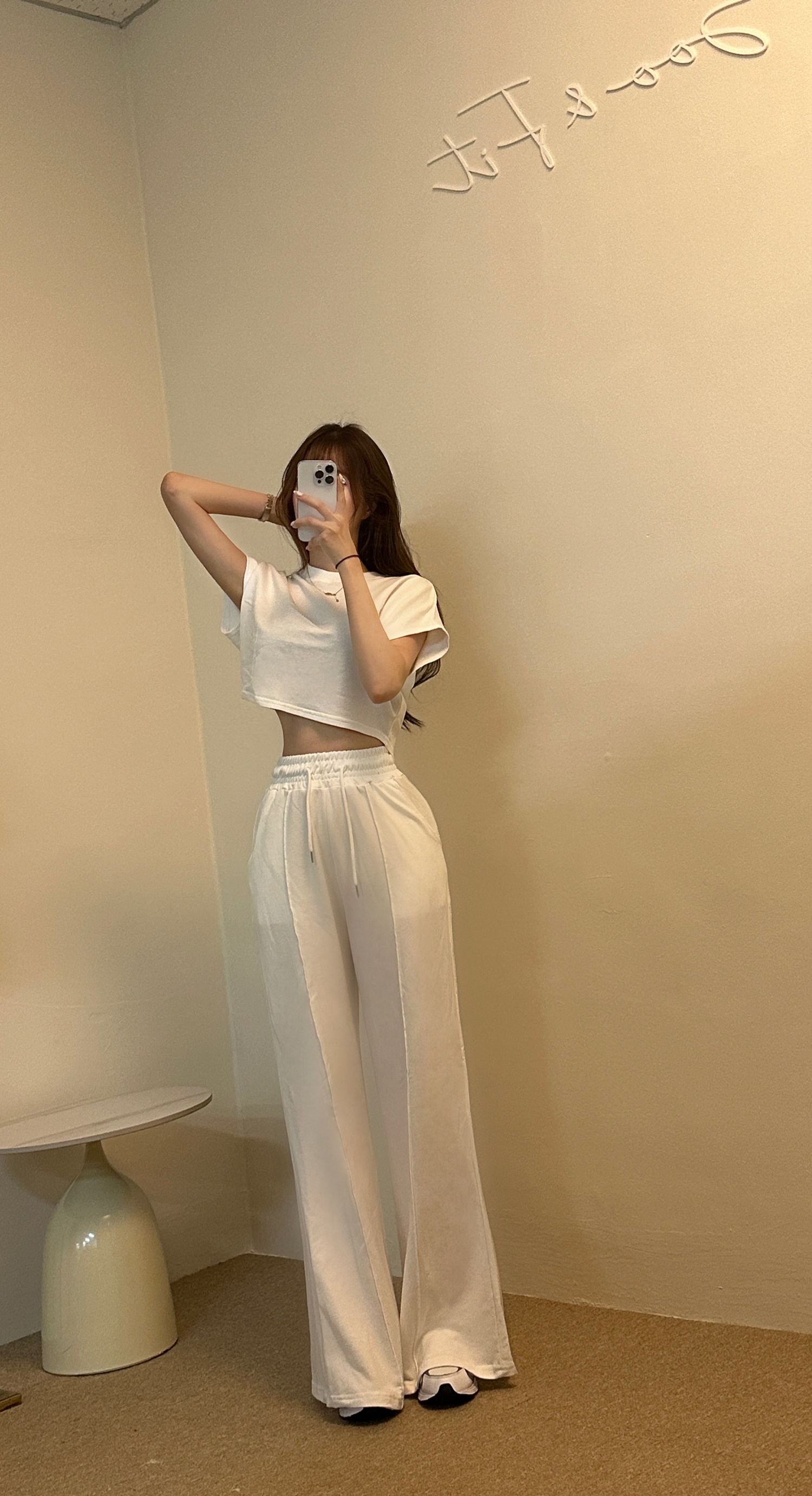 半袖トップスと白パンツセット クロップド半袖Tシャツ&ラインフレアパンツSET | レディース