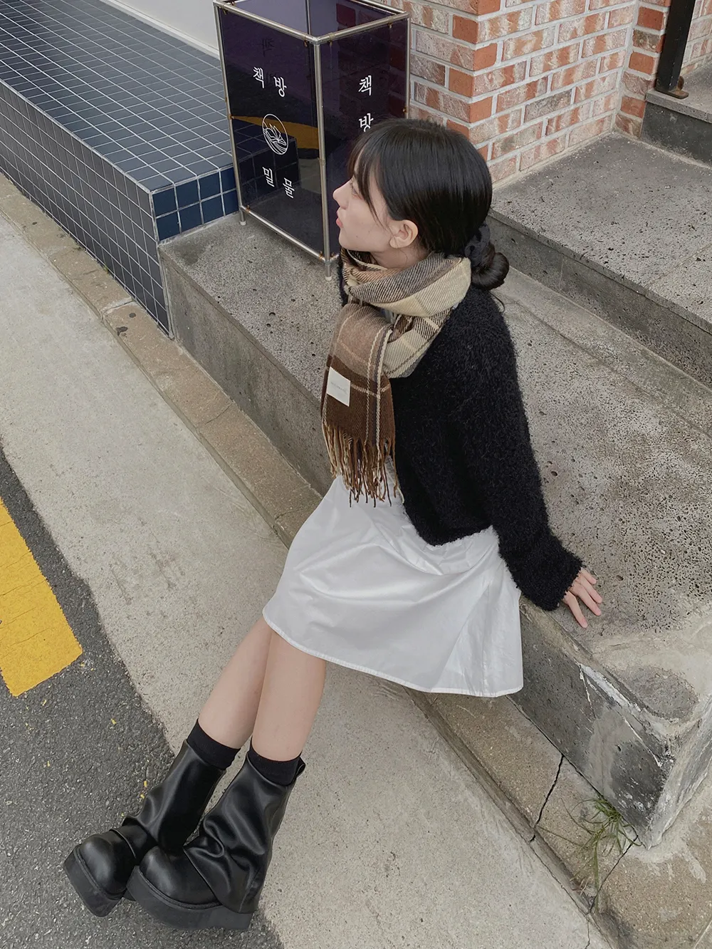 머플러 모델 착용 이미지-S8L51
