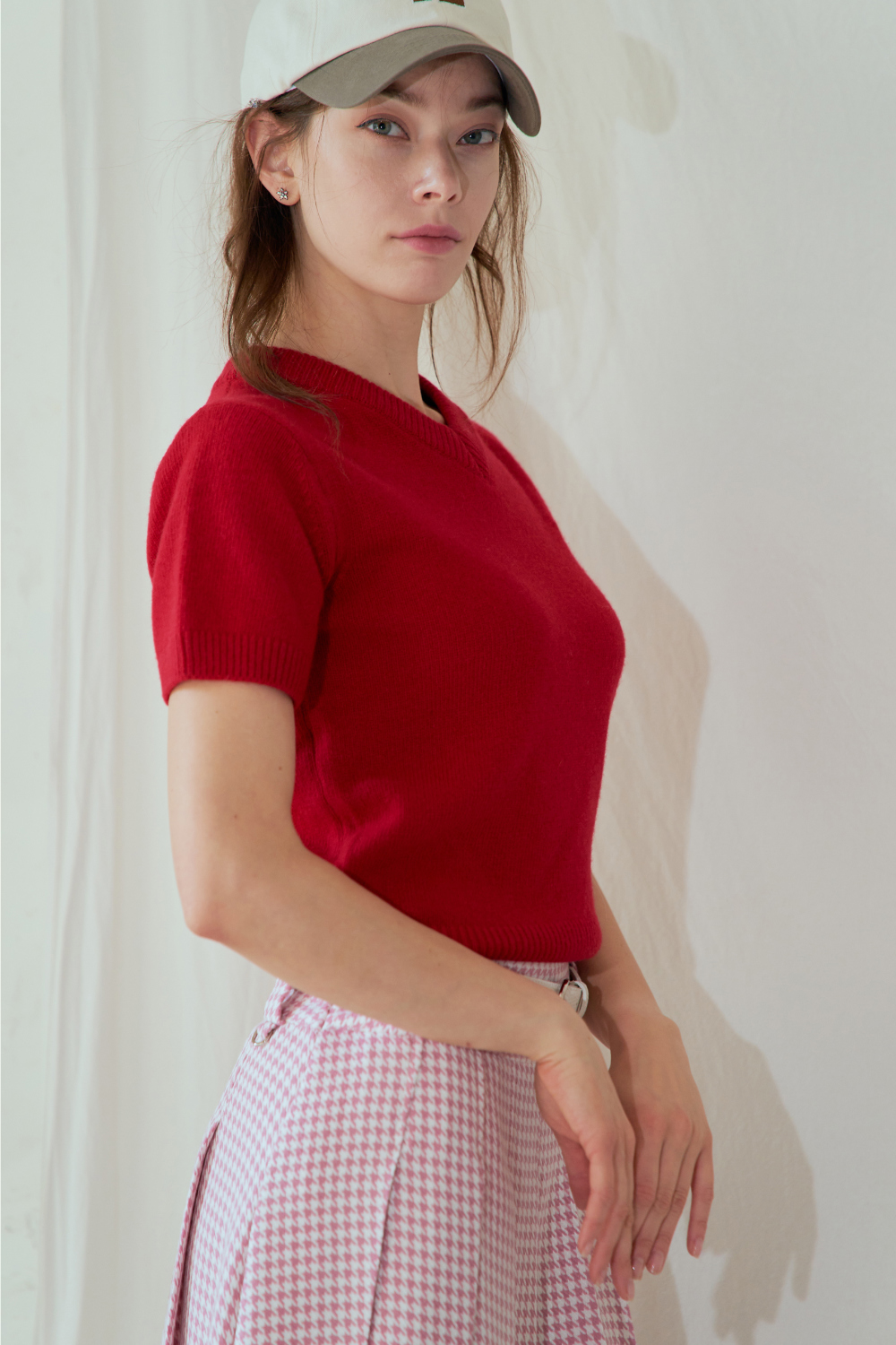 Vネックミニラベル半袖ニット(レッド) | レディースファッション通販