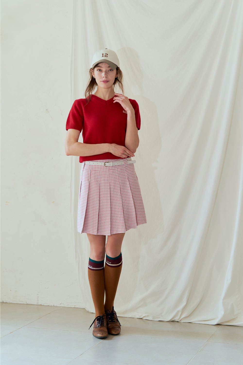 Vネックミニラベル半袖ニット(レッド) | レディースファッション通販