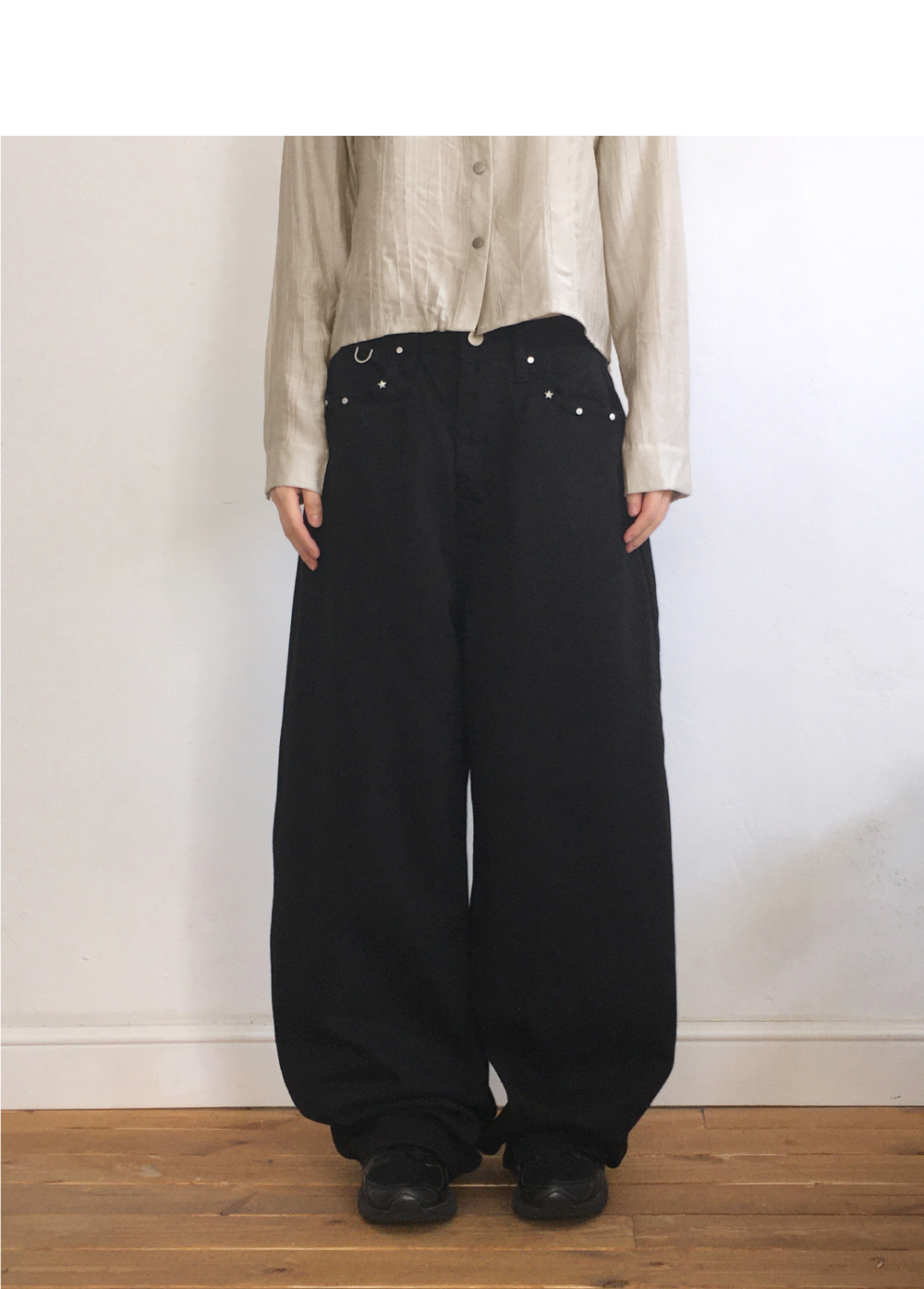 黒のスタッズ付きワイドパンツ 1871055_info_8D96C10F-455D-