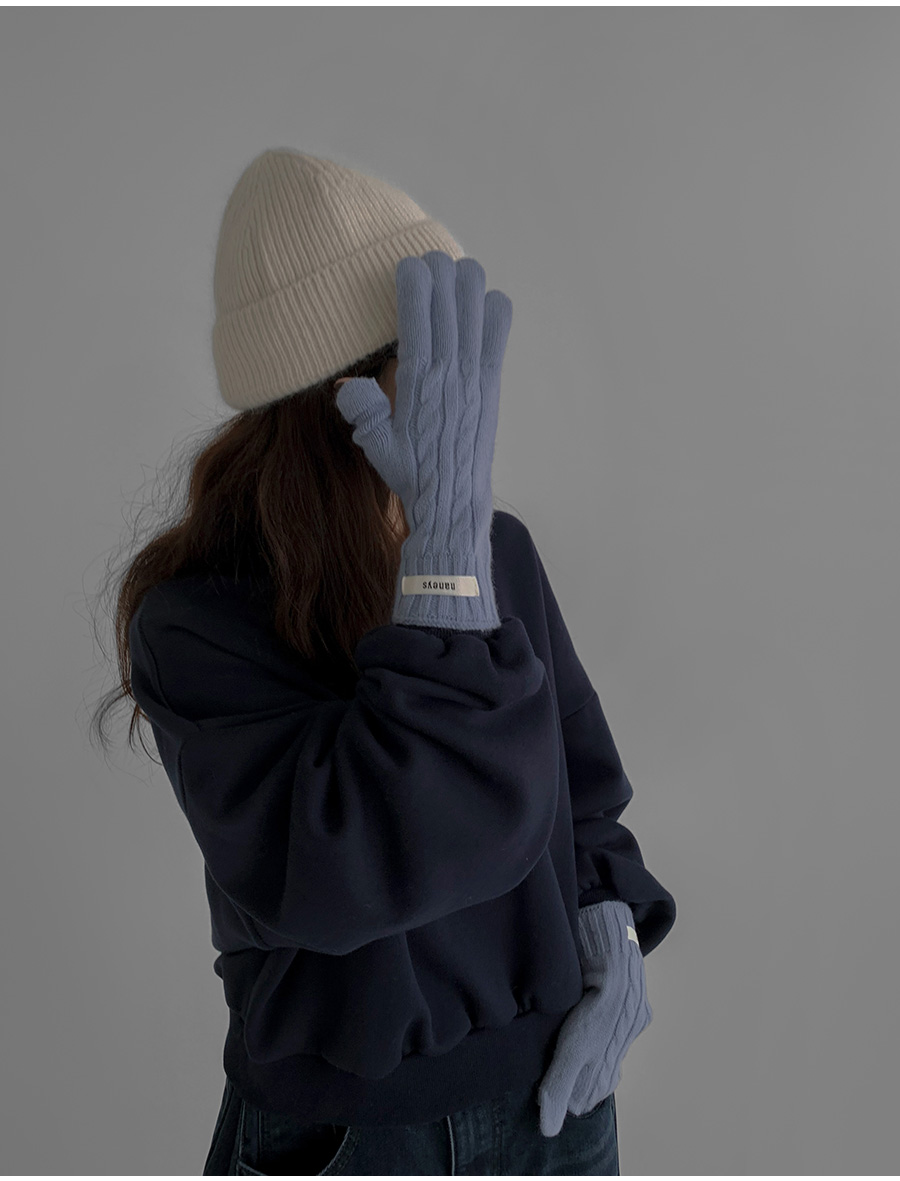 22AW RequaL ニットキャップ　マフラー　手袋 マフラー、手袋、ニット帽。冬の三種の神器は、こう取り入れる