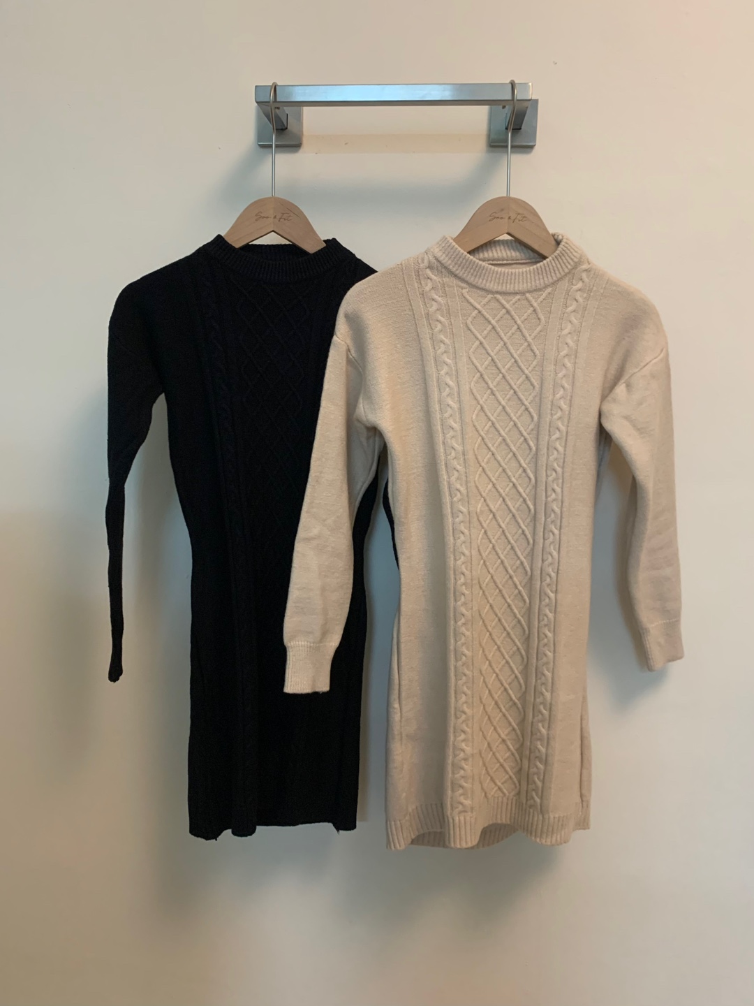 新品ANDERSSON BELLカットアウトケーブルニットワンピース バックカットケーブルニットワンピース | レディース