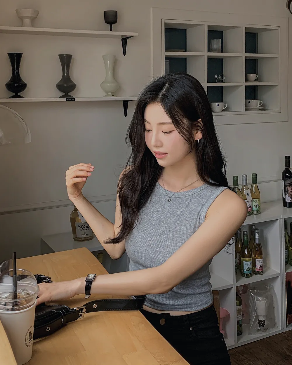 민소매 모델 착용 이미지-S1L99