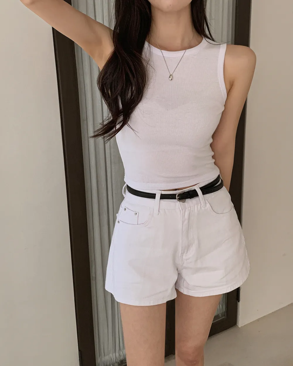 민소매 모델 착용 이미지-S1L24