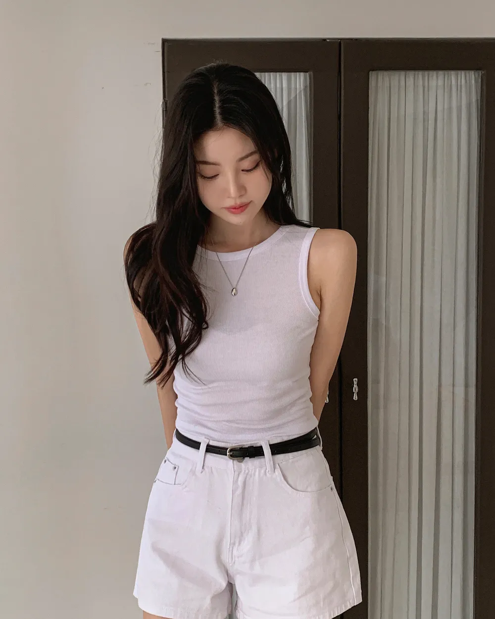 민소매 모델 착용 이미지-S1L23