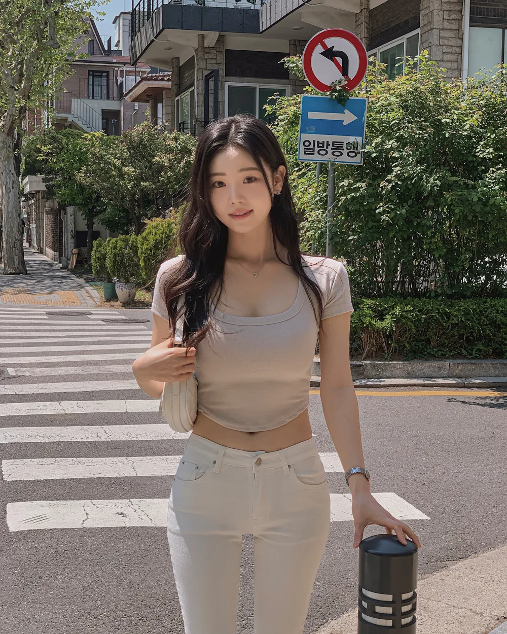 반팔 티셔츠 모델 착용 이미지-S1L61