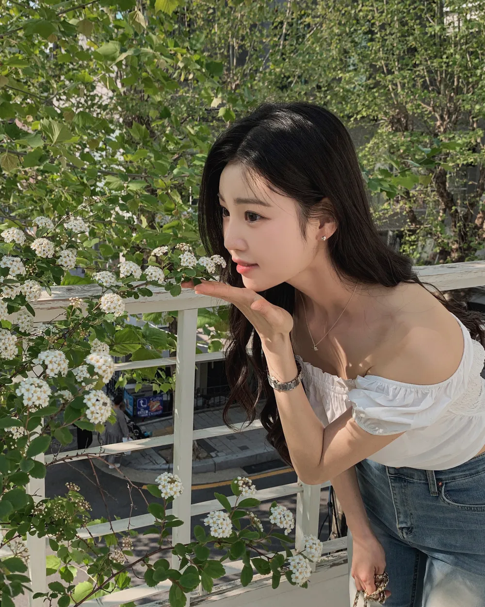 반팔 티셔츠 모델 착용 이미지-S2L4