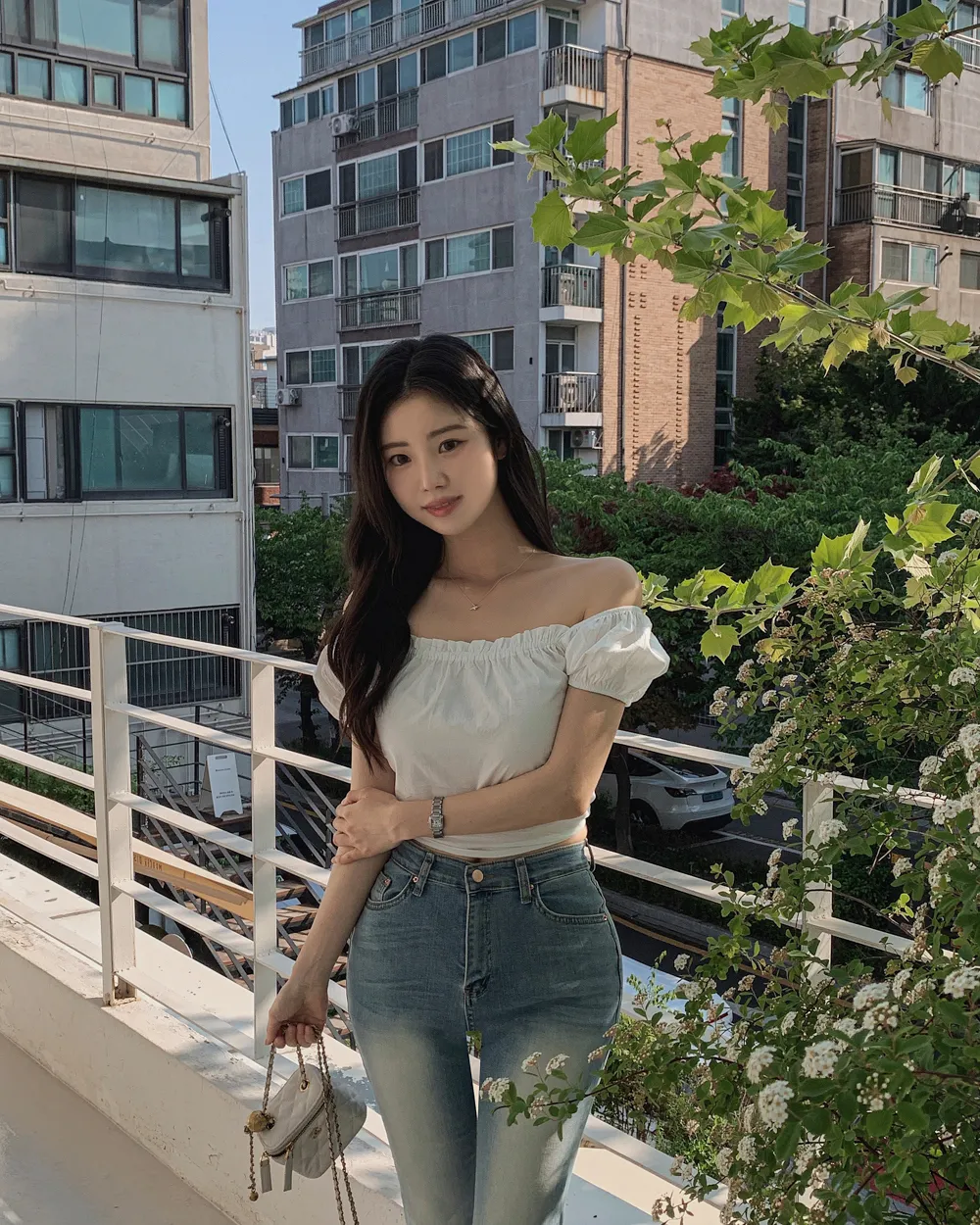 반팔 티셔츠 모델 착용 이미지-S2L3