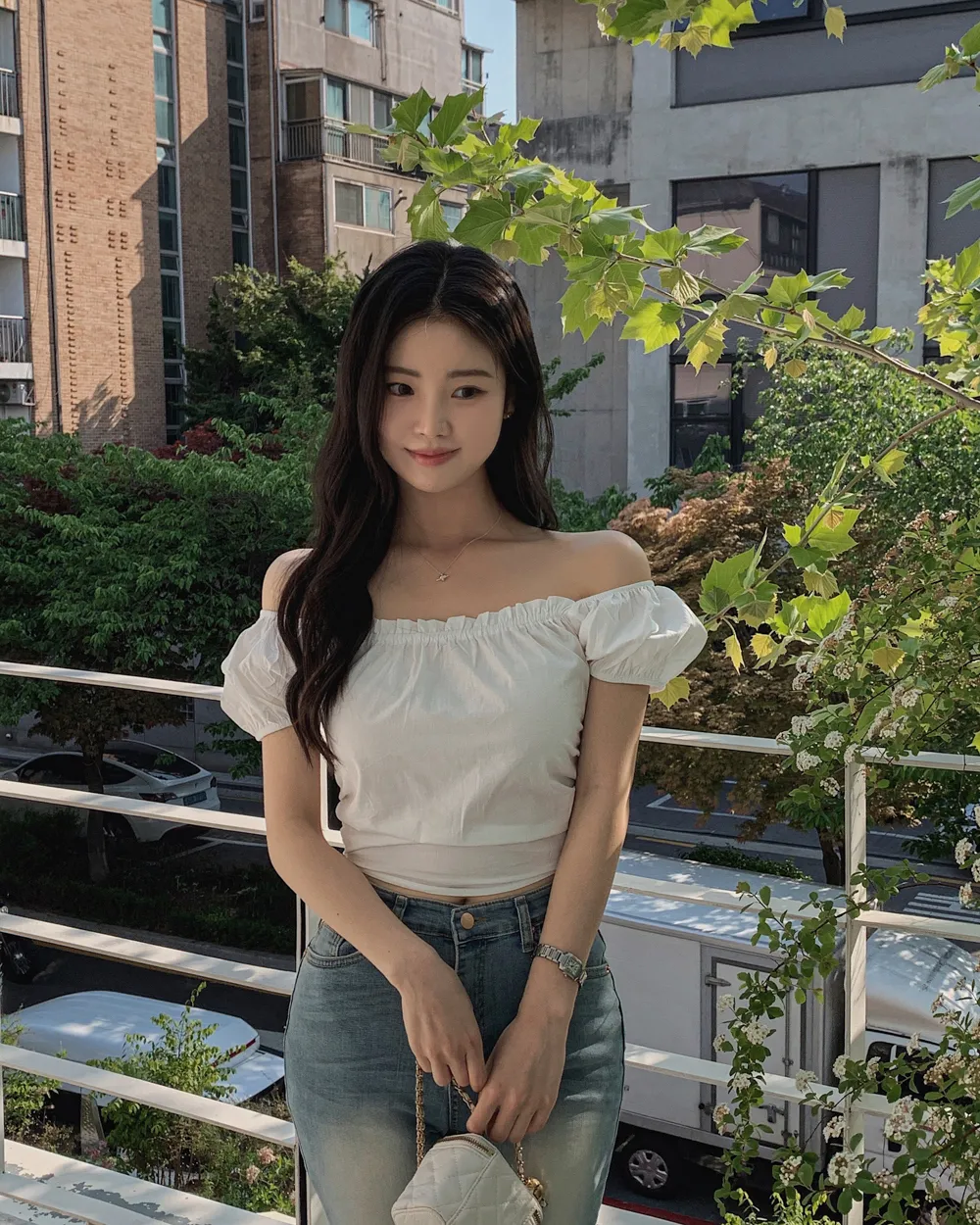 반팔 티셔츠 모델 착용 이미지-S2L5