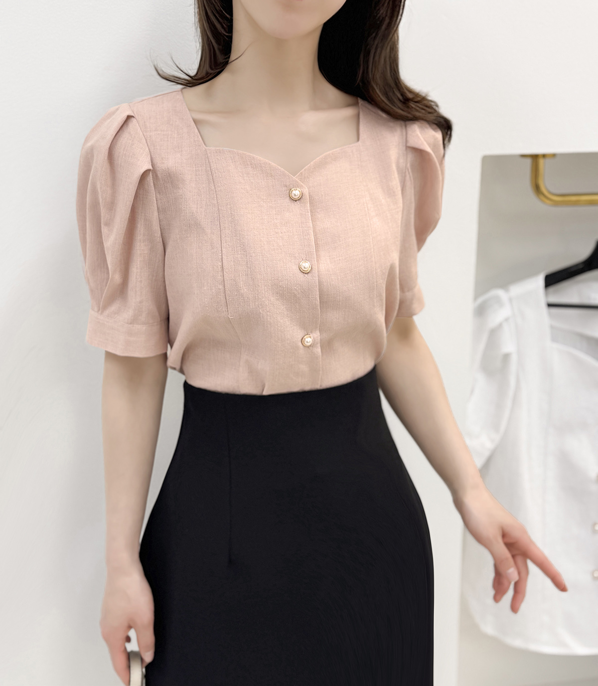 新品★AMOMMA アモマ ボリュームパフスリーブブラウス パール　ショート丈 ハートネックパフスリーブパール調ボタンブラウス | レディース