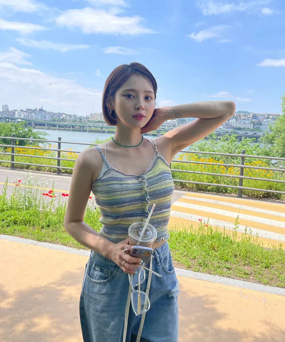 민소매 모델 착용 이미지-S1L16