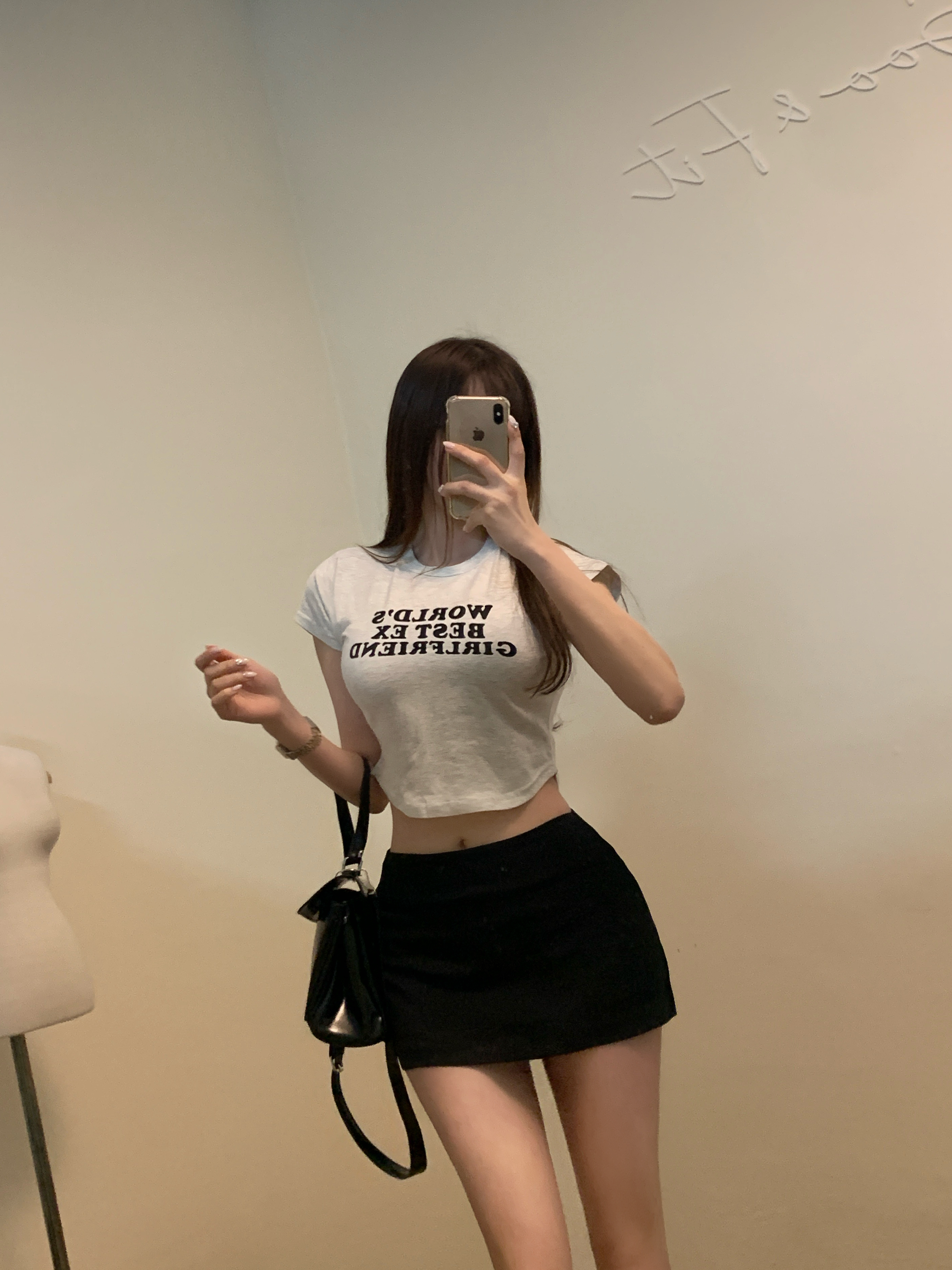 クロップドラウンドネックロゴTシャツ | レディースファッション通販