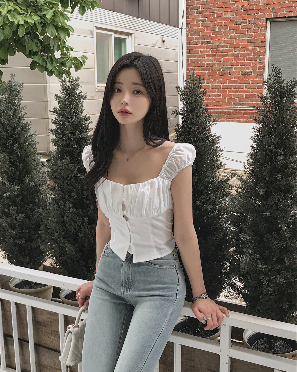 オフショルダーシャーリングボタンクロップドラインブラウス