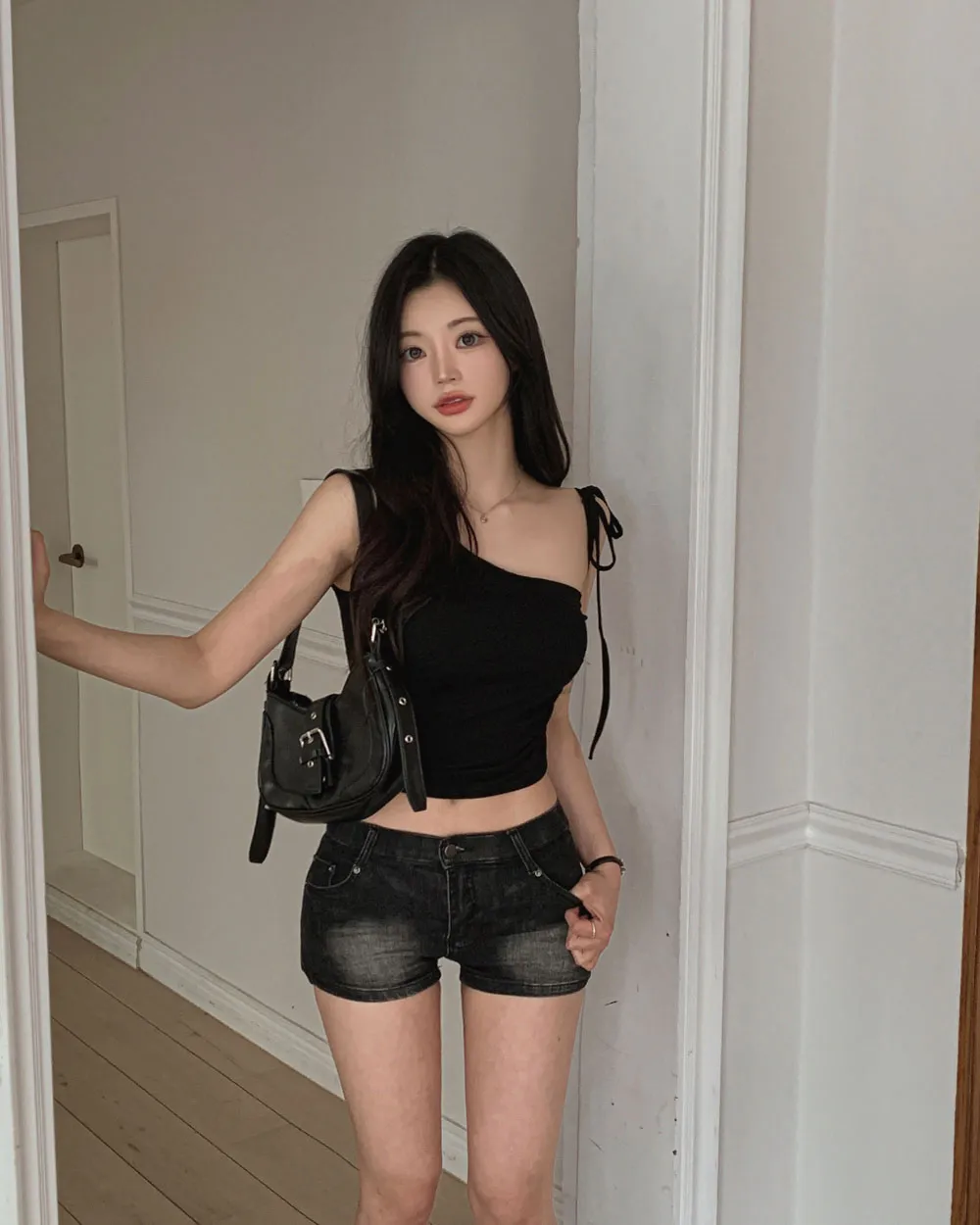 반바지 모델 착용 이미지-S1L44