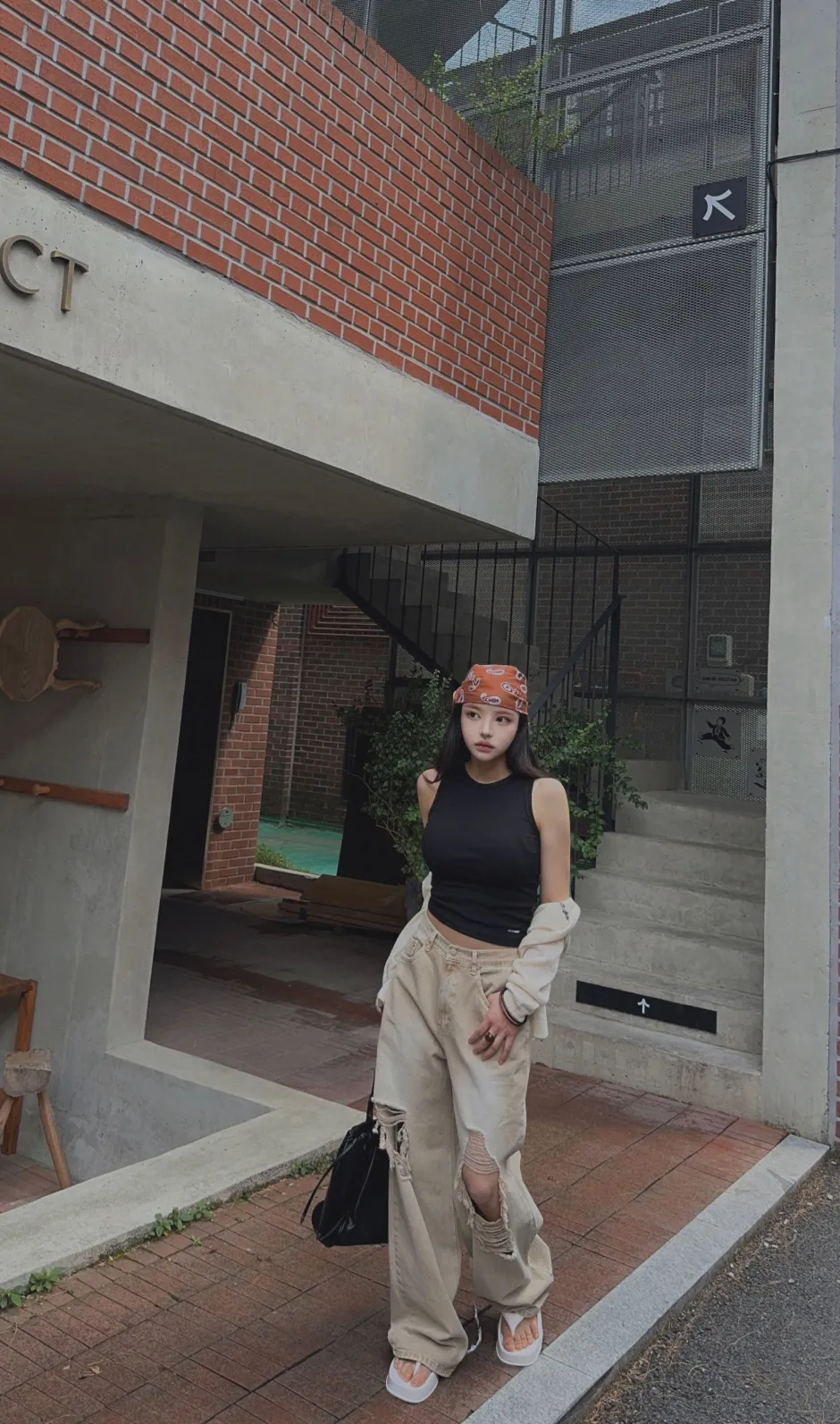 민소매 모델 착용 이미지-S1L10