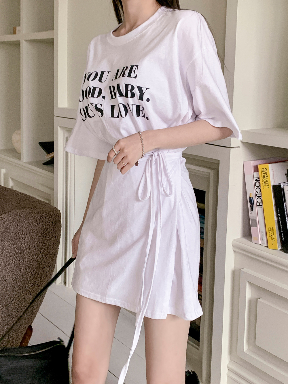 ストラップ付ミニ半袖ラウンドネックロングロゴワンピースTシャツ