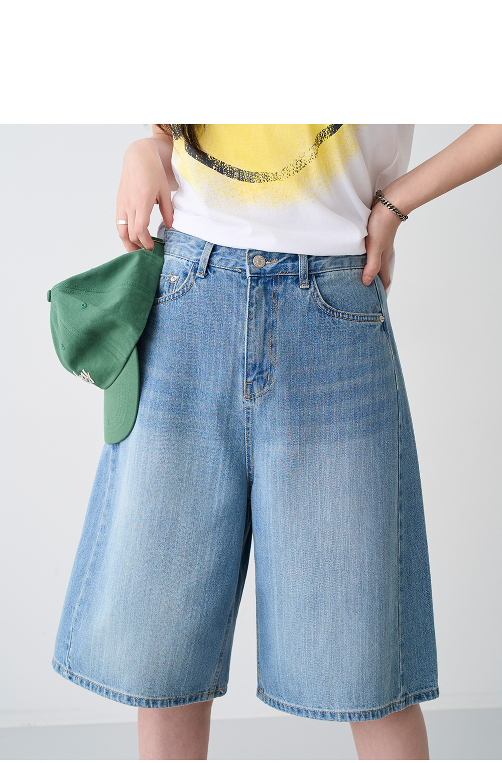 【MiuMiu】ブルデニムのバミューダショーツ ブルー（青）系 L MiuMiu(ミュウミュウ) ショートパンツ