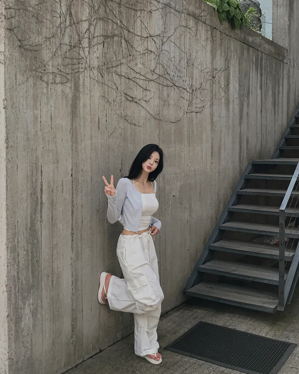 바지 모델 착용 이미지-S1L70