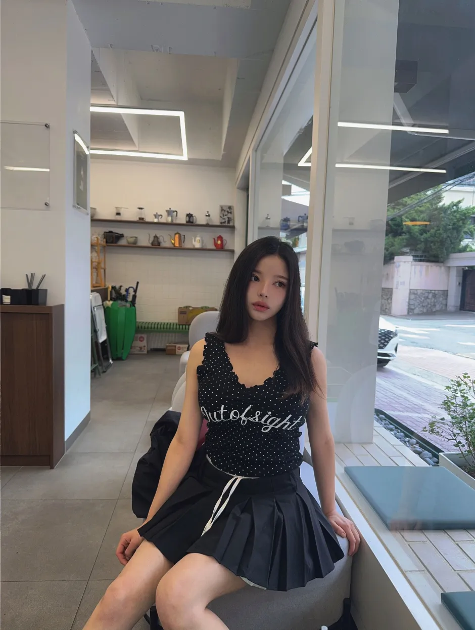 민소매 모델 착용 이미지-S1L18
