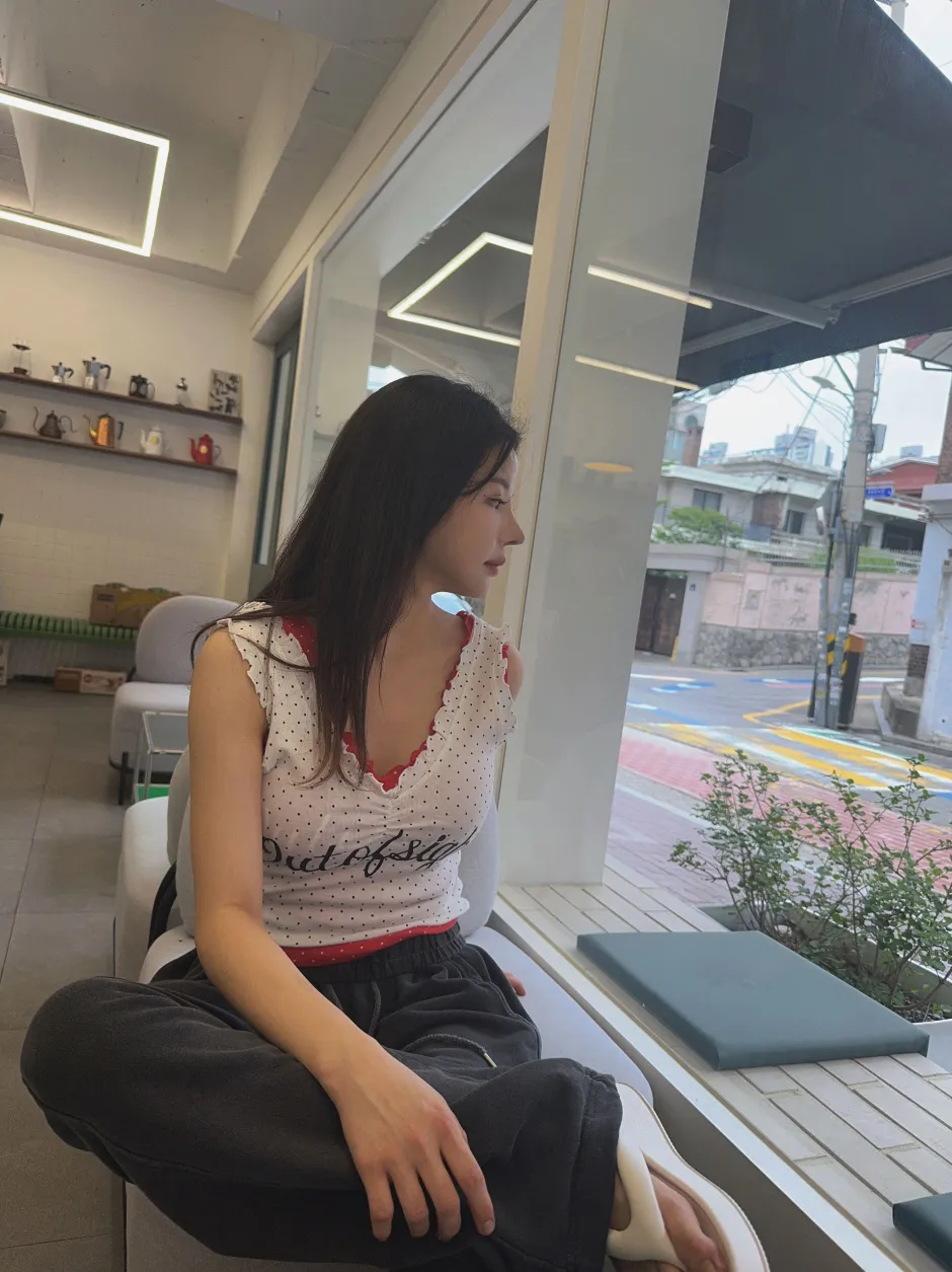민소매 모델 착용 이미지-S1L11