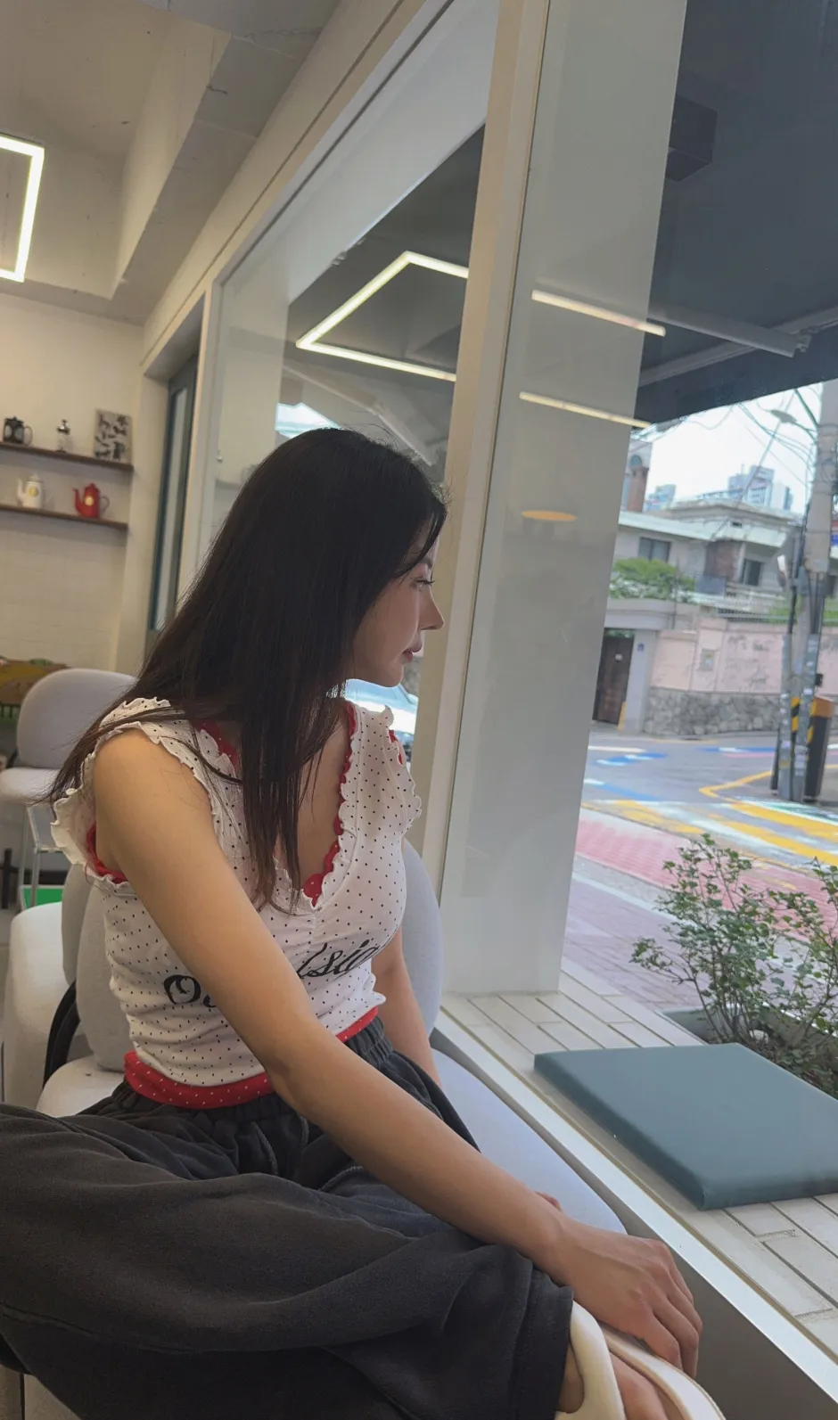 민소매 모델 착용 이미지-S1L10
