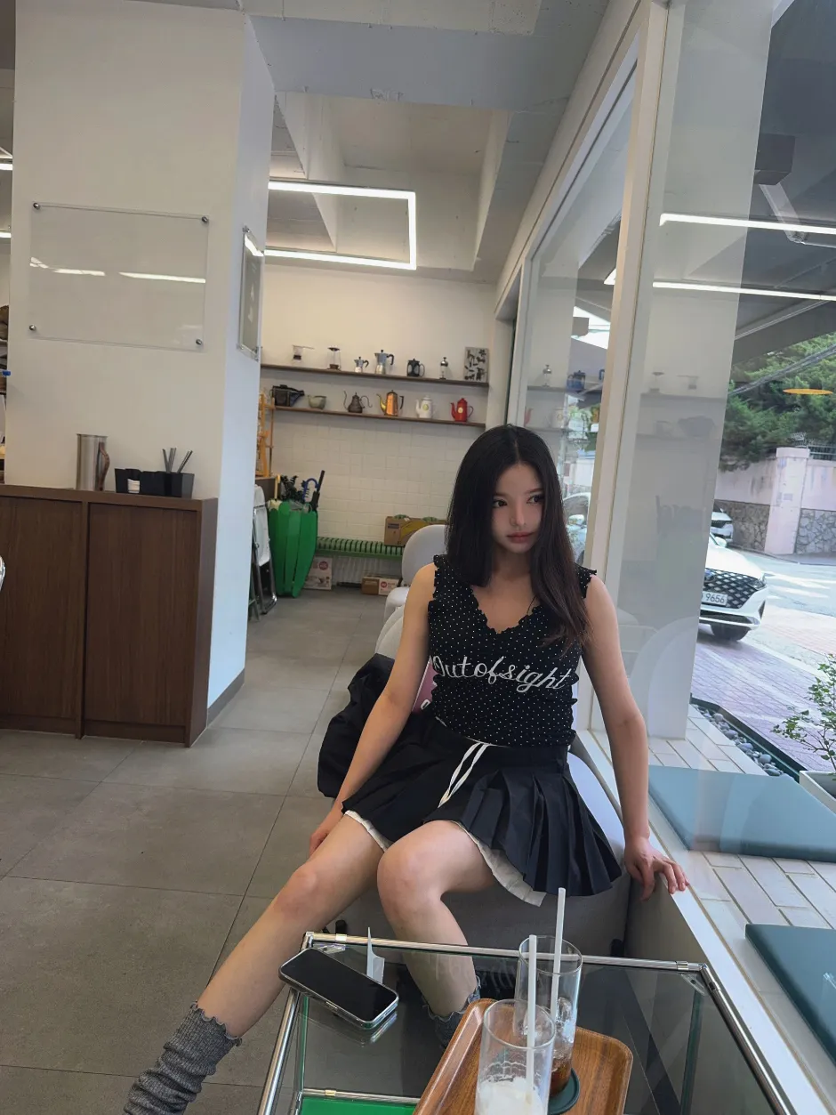 민소매 모델 착용 이미지-S1L17
