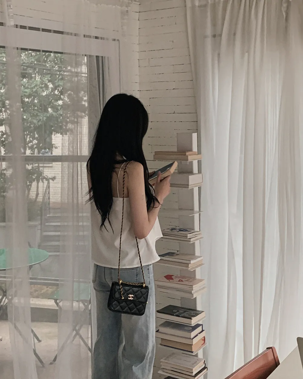 민소매 모델 착용 이미지-S1L75