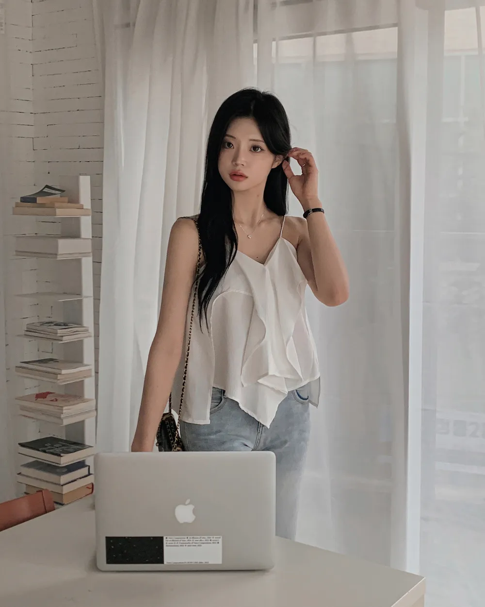 민소매 모델 착용 이미지-S1L54