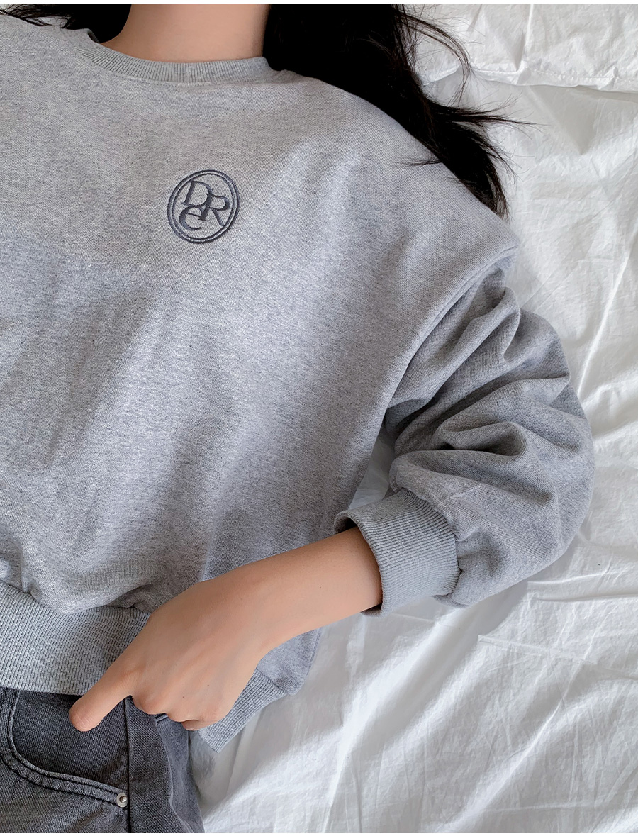 ラウンドネッククロップド刺繍スウェット | レディースファッション