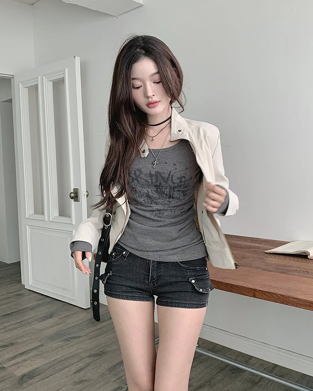 긴팔 티셔츠 모델 착용 이미지-S2L24