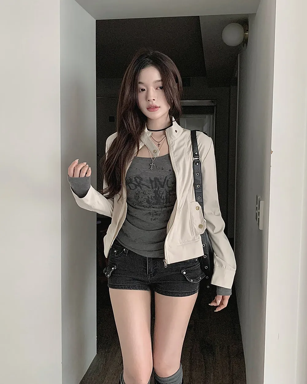 긴팔 티셔츠 모델 착용 이미지-S2L21